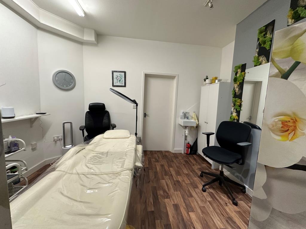 Lot: 77 - SHOP AND STUDIO FOR INVESTMENT WITH VACANT MAISONETTE - Commercial Unit